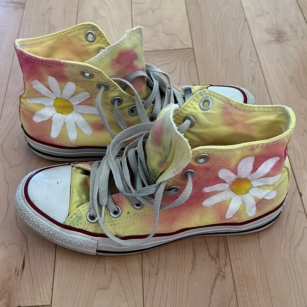 Womens Size 7 High Top Converse